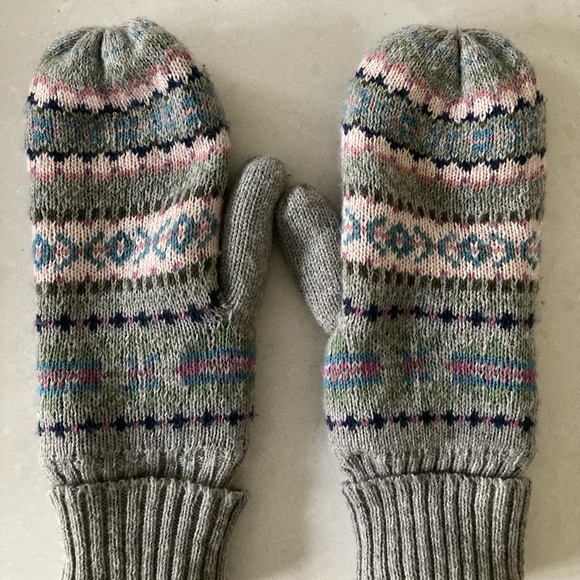 Matching Tuque and mittens - Picture 1 of 3